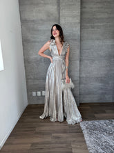 Cargar imagen en el visor de la galería, Celestine - Vestido largo plisado plateado
