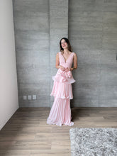 Cargar imagen en el visor de la galería, Juliette - Vestido largo plisado con olanes rosa pastel
