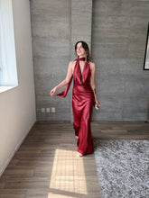 Cargar imagen en el visor de la galería, Milah - Vestido largo halter de satín vino
