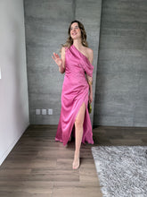 Cargar imagen en el visor de la galería, Renata - Vestido largo satinado asimétrico rosa
