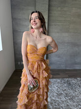 Cargar imagen en el visor de la galería, Coraline - Vestido largo de tul color mostaza
