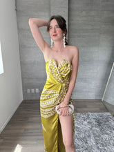 Cargar imagen en el visor de la galería, Tessa - Vestido satinado strapless lima
