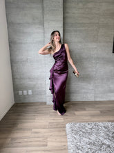 Cargar imagen en el visor de la galería, Duna - Vestido largo satinado morado
