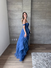 Cargar imagen en el visor de la galería, Ello - Vestido largo hombros caídos de tul azul humo
