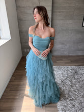 Cargar imagen en el visor de la galería, Ello -  Vestido largo hombros caídos de tul azul claro
