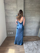 Cargar imagen en el visor de la galería, Francesca - Vestido satindo azul
