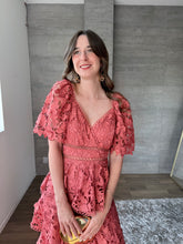 Cargar imagen en el visor de la galería, Amalia - Vestido midi crochet rosa coral
