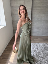 Cargar imagen en el visor de la galería, Loretta - Vestido largo plisado verde sage
