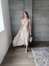 Cargar imagen en el visor de la galería, Nicola - Vestido midi plisado color taupe
