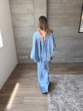 Cargar imagen en el visor de la galería, Bleu - Vestido largo satinado con capa azul
