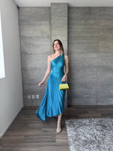 Cargar imagen en el visor de la galería, Capriella - Vestido asimétrico turquesa
