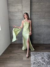 Cargar imagen en el visor de la galería, Elodie - Vestido largo satinado lima
