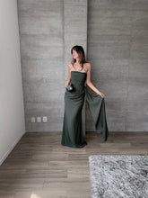 Cargar imagen en el visor de la galería, Azhares - Vestido largo olivo
