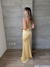 Cargar imagen en el visor de la galería, Aranza - Vestido largo amarillo
