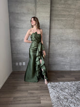 Cargar imagen en el visor de la galería, Odetta - Vestido strapless con olanes color olivo
