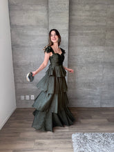 Cargar imagen en el visor de la galería, Viña - Vestido largo con olanes olivo
