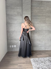 Cargar imagen en el visor de la galería, Agatha - Vestido largo de satin con olanes negro
