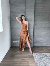 Cargar imagen en el visor de la galería, Galatea - Vestido largo asimétrico de satín color chocolate
