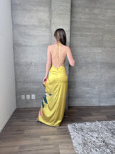 Cargar imagen en el visor de la galería, Geisha - Vestido largo satinado floral amarillo
