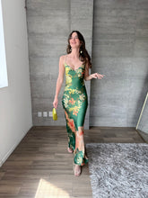 Cargar imagen en el visor de la galería, Isis - Vestido largo satinado verde floral
