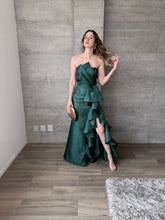 Cargar imagen en el visor de la galería, Odetta - Vestido largo strapless verde botella
