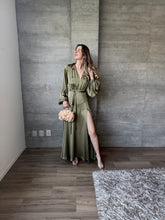 Cargar imagen en el visor de la galería, Clare - Vestido largo com mangas olivo
