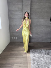 Cargar imagen en el visor de la galería, Milah - Vestido largo halter de satin amarillo
