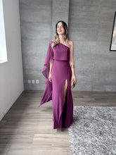 Cargar imagen en el visor de la galería, Máncora - Vestido largo con capa ciruela
