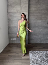 Cargar imagen en el visor de la galería, Pistacchio - Vestido largo satín verde
