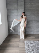 Cargar imagen en el visor de la galería, Sodi - Vestido largo de satín con capa champagne
