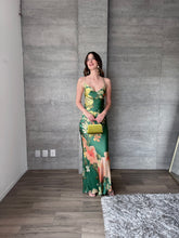 Cargar imagen en el visor de la galería, Isis - Vestido largo satinado verde floral
