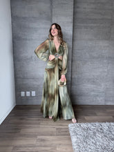 Cargar imagen en el visor de la galería, Noor - Vestido largo con mangas estampado color olivo
