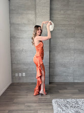 Cargar imagen en el visor de la galería, Duna - Vestido largo satinado naranja
