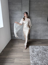 Cargar imagen en el visor de la galería, Sodi - Vestido largo de satín con capa champagne
