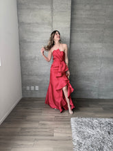 Cargar imagen en el visor de la galería, Odetta - Vestido largo strapless rojo
