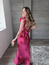 Cargar imagen en el visor de la galería, Francesca - Vestido largo satinado hot pink

