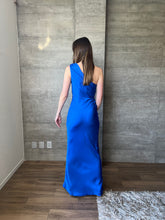 Cargar imagen en el visor de la galería, Daniela - Vestido largo satinado azul
