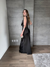 Cargar imagen en el visor de la galería, Piera - Vestido largo satinado negro
