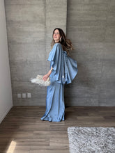 Cargar imagen en el visor de la galería, Bleu - Vestido largo satinado con capa azul
