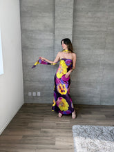 Cargar imagen en el visor de la galería, Leah - Vestido largo strapless floral color ciruela multicolor
