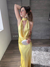 Cargar imagen en el visor de la galería, Milah - Vestido largo halter de satin amarillo
