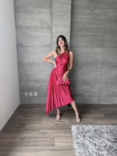 Cargar imagen en el visor de la galería, Nicola - Vestido midi plisado fucsia
