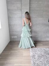Cargar imagen en el visor de la galería, Juliette - Vestido largo plisado con olanes verde sage
