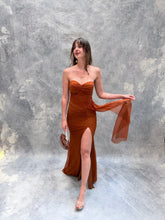Cargar imagen en el visor de la galería, Barbadillo - Vestido largo de mesh con corset color terracota
