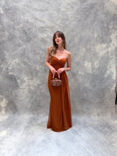 Cargar imagen en el visor de la galería, Barbadillo - Vestido largo de mesh con corset color terracota
