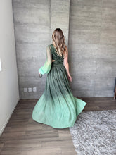 Cargar imagen en el visor de la galería, Donatella - Vestido largo con una manga olivo
