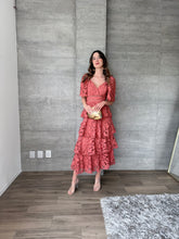 Cargar imagen en el visor de la galería, Amalia - Vestido midi crochet rosa coral
