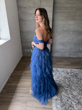 Cargar imagen en el visor de la galería, Ello - Vestido largo hombros caídos de tul azul humo
