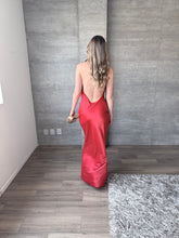 Cargar imagen en el visor de la galería, Vittoria -  Vestido largo satin rojo
