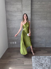Cargar imagen en el visor de la galería, Nicola - Vestido midi plisado verde olivo
